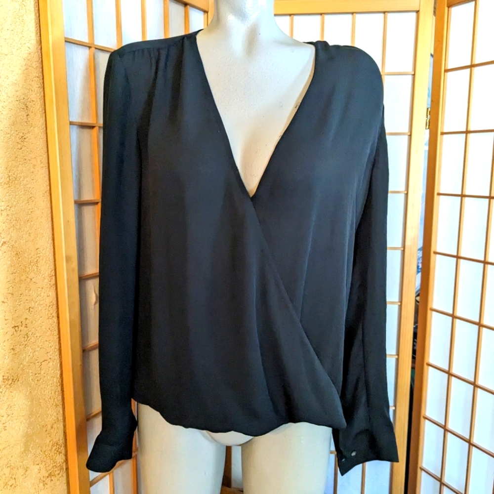 🆕 Calvin Klein, criss cross front top, NEW with tags, medium size.